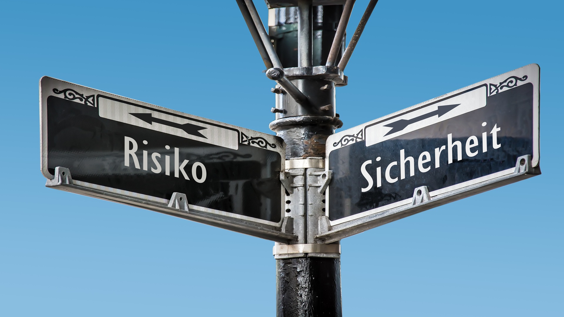 Strassenschilder mit Wahl zwischen Risiko und Sicherheit | Brandwache