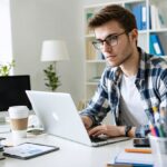 Duales Studium meistern: So klappt der Spagat zwischen Arbeit und Abschlussarbeit!